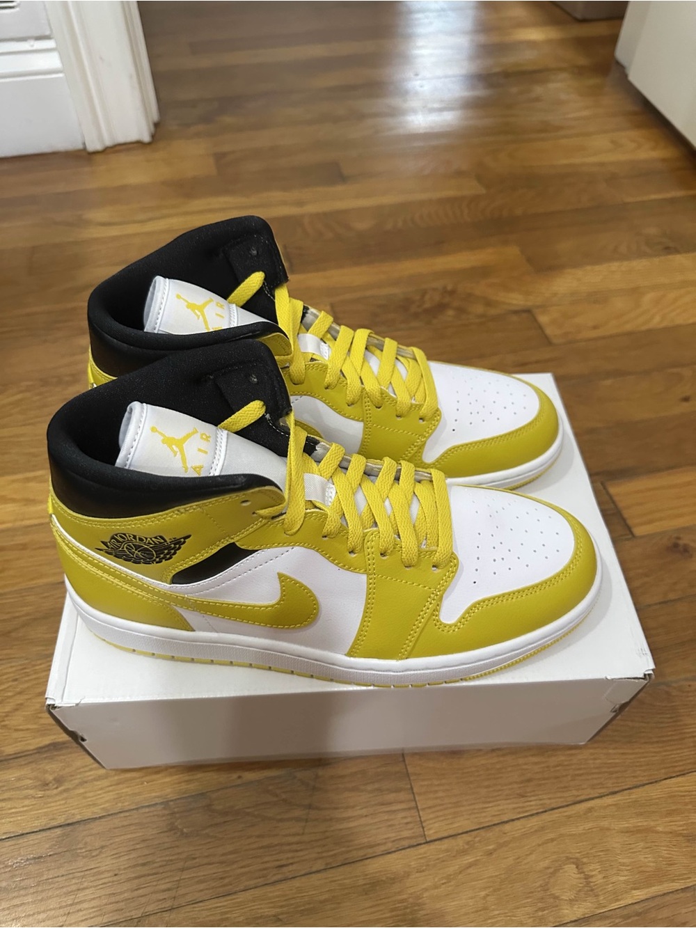 *New* Jordan 1 Low Women Yellow White Black (BQ6472-170) Size 10.5W